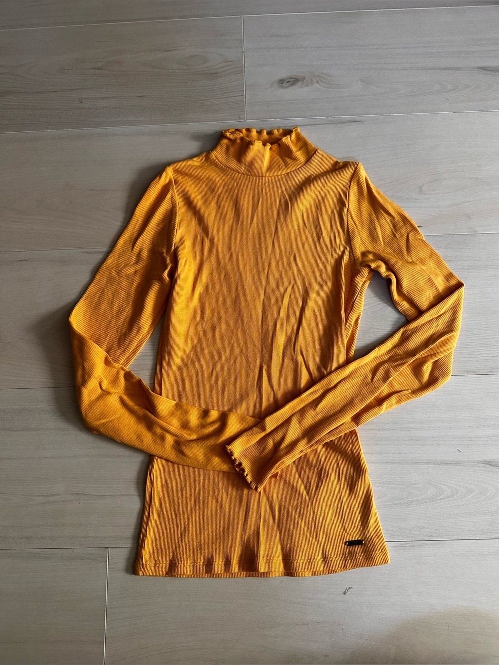 Hollister Mustard Ruffle Mock-Neck Long Sleeve Top Size Small 0016